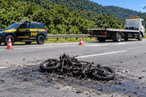 Motociclista de 37 anos morre após acidente e moto pegar fogo na BR-101, em Tijucas