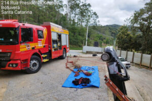 Saveiro cai de plataforma e idoso de 82 anos precisa ser resgatado em Botuverá