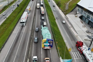 Estátua da Liberdade está a caminho da Havan de Londrina (PR)