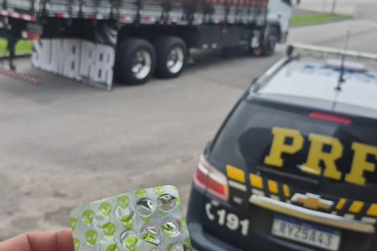 Caminhoneiro é parado pela PRF após dirigir 23 horas sem descanso e atingir até 150 km/h na BR-101