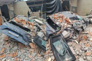 Casa de moradora de Brusque desaba ao lado de prédio em construção em Itapema