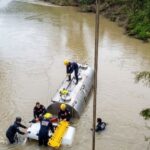 Motorista é resgatado após caminhão cair em rio em Ituporanga