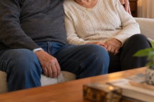 Vizinhos devem cessar barulho excessivo após perturbar casal de idosos 