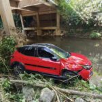 Carro despenca de ponte e cai em ribanceira de 10 metros em Blumenau