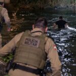 Suspeito de roubo agride policial, pula barrancos e atravessa rio durante fuga em Brusque