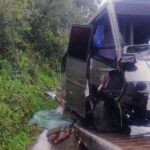 Ônibus com 22 crianças bate em barranco após desviar de caminhão na contramão