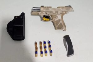 Motorista faz “cavalo de pau”, tenta fugir da PM e é flagrado com pistola