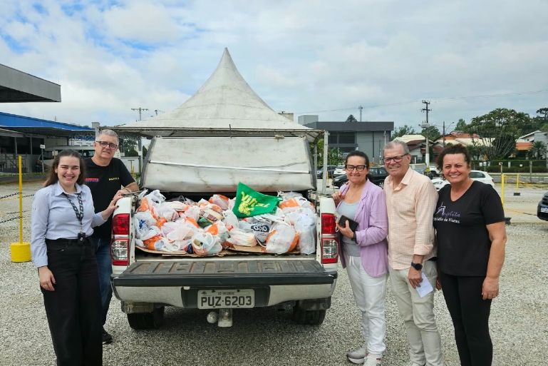 AmpeBr doa alimentos arrecadados na 6ª Corra por Elas