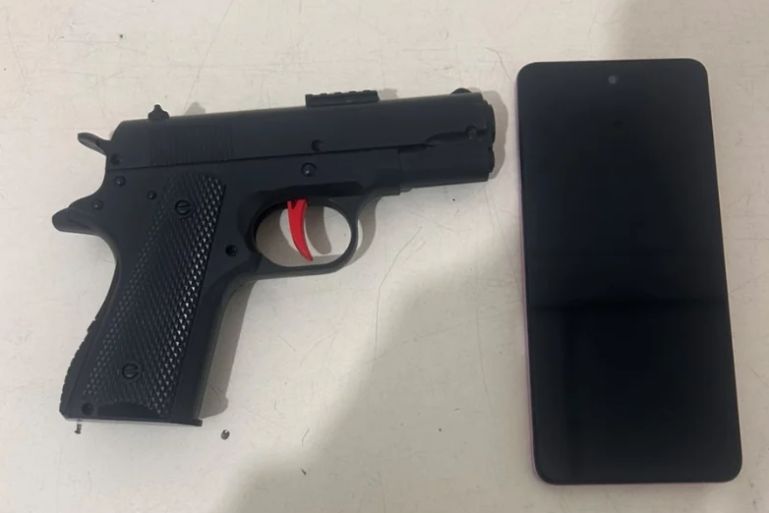 Homem confessa roubo e revela esconderijo de celular e arma falsa em Gaspar