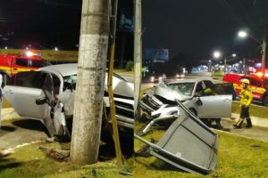 Acidente contra poste mobiliza bombeiros, PM e Celesc em Gaspar