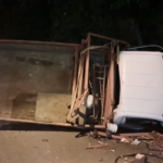 Caminhão sem freio capota após motorista desviar de veículo de coleta de lixo em Brusque