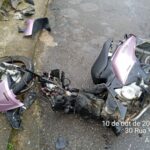 Jovem sofre escoriações e ferimento após acidente entre carro e moto em Brusque