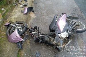 Jovem sofre escoriações e ferimento após acidente entre carro e moto em Brusque