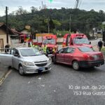 Colisão na rua Gustavo Halfpap mobiliza bombeiros em Brusque