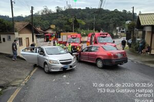 Colisão na rua Gustavo Halfpap mobiliza bombeiros em Brusque