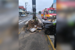 Bombeiros atualizam informações sobre acidente com carro que atingiu lombada eletrônica em Brusque
