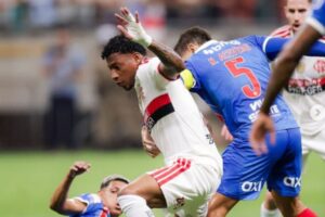 Flamengo goleia o Bahia e reassume a liderança do Brasileirão