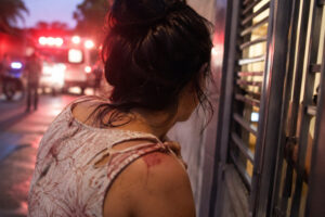 Mulher é atacada a facadas enquanto dormia e foge com faca cravada no ombro em SC