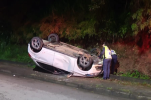 Motorista fica ferido após capotamento de carro em Brusque