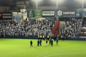 Brusque x Paysandu é interrompido por risco na arquibancada e será retomado neste domingo