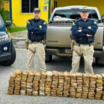 VÍDEO: Casal é preso com carga milionária de pasta base de cocaína na BR-101