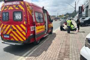 Motoboy sofre fratura após colisão com carro no Centro ll