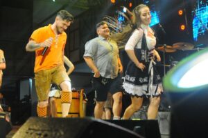 Banda Champagne fecha a programação do primeiro sábado da 39ª Fenarreco