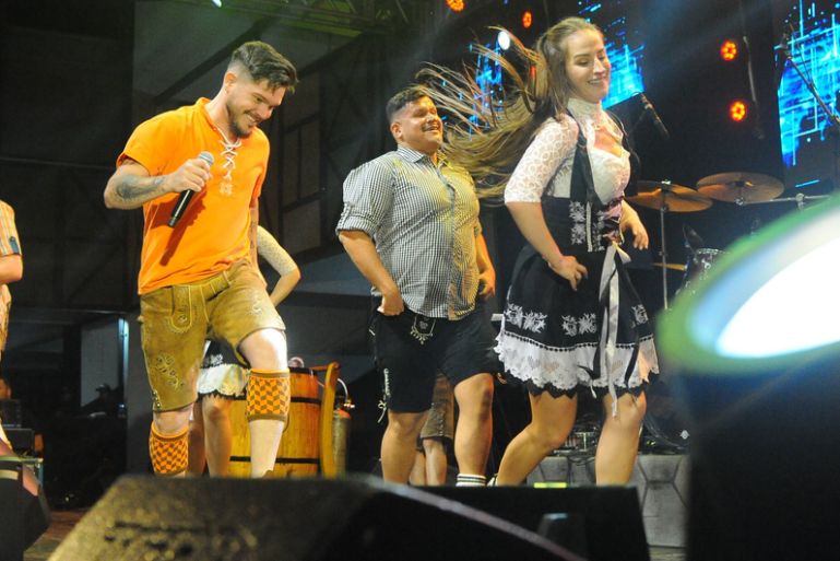 Banda Champagne fecha a programação do primeiro sábado da 39ª Fenarreco