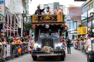 Jorginho Mello destaca força e tradição da Oktoberfest em Blumenau