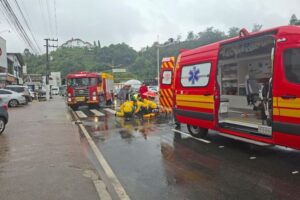 Acidente entre carro e moto mobiliza Bombeiros em Brusque
