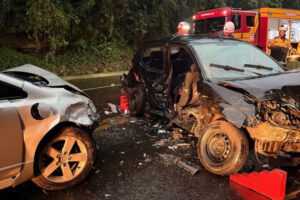 Mulher morre e três pessoas ficam feridas em acidente entre veículos na BR-282