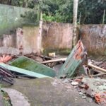 Solo cede, escada desaba e duas crianças ficam sob escombros em Balneário Camboriú (SC)