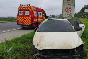 Mulher fica ferida após capotamento na BR-470, em Gaspar