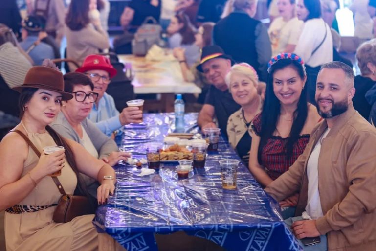 Brincadeiras típicas divertem fenafesteiros em domingo de pavilhões lotados