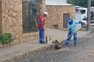 Limpeza urbana e conservação mobilizam equipes em bairros e espaços públicos de Brusque