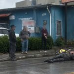 VÍDEO: Acidente entre motocicleta e caminhão é registrado na rua Santos Dumont