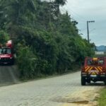 Jovem é esfaqueado nas costas e pede ajuda em residência em Canelinha