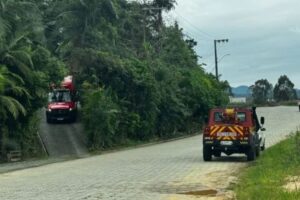 Jovem é esfaqueado nas costas e pede ajuda em residência em Canelinha