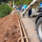 Obras executa concretagem de meios-fios e serviços de contenção em Brusque