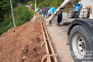 Obras executa concretagem de meios-fios e serviços de contenção em Brusque