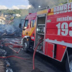 Caminhão fica sem freios, provoca colisão e motorista morre carbonizado em SC