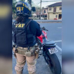 Fita na placa para enganar radares termina com dois detidos na BR-470