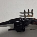 Homem com mandado de recaptura é baleado após tentar roubar joalheria em Itajaí