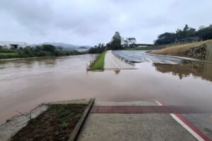 Rio Itajaí-Mirim começa a baixar após atingir 3,99 metros em Brusque