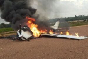 Avião vindo da Bolívia é interceptado pela FAB e piloto coloca fogo na aeronave