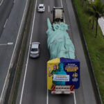 Estátua da Liberdade da Havan está a caminho de São Miguel do Oeste (SC)
