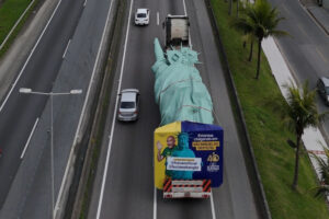 Estátua da Liberdade da Havan está a caminho de São Miguel do Oeste (SC)