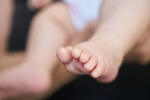 Bebê de nove meses é atingido por comida quente durante discussão entre casal em SC